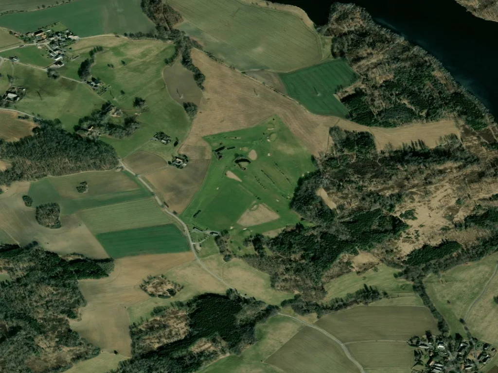 Letecký pohled na Golfanlage Talsperre Pöhl