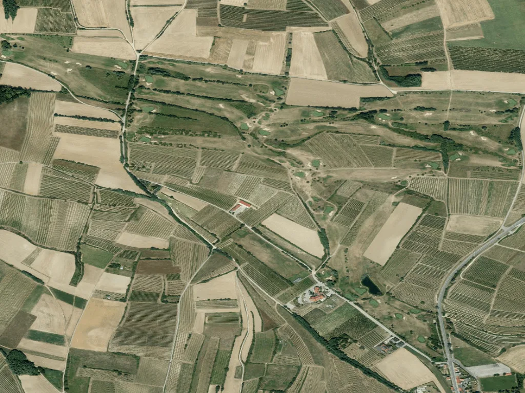 Letecký pohled na Golfplatz Veltlinerland Poysdorf