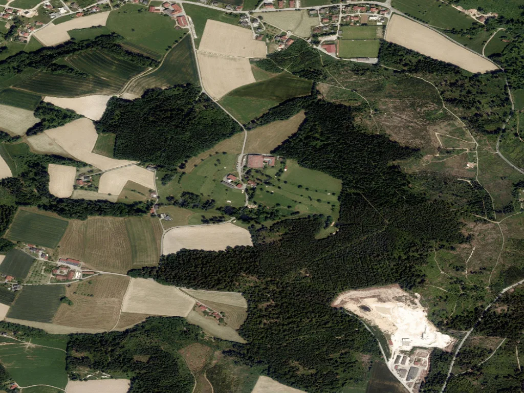 Letecký pohled na Golfclub über den Dächern von Passau