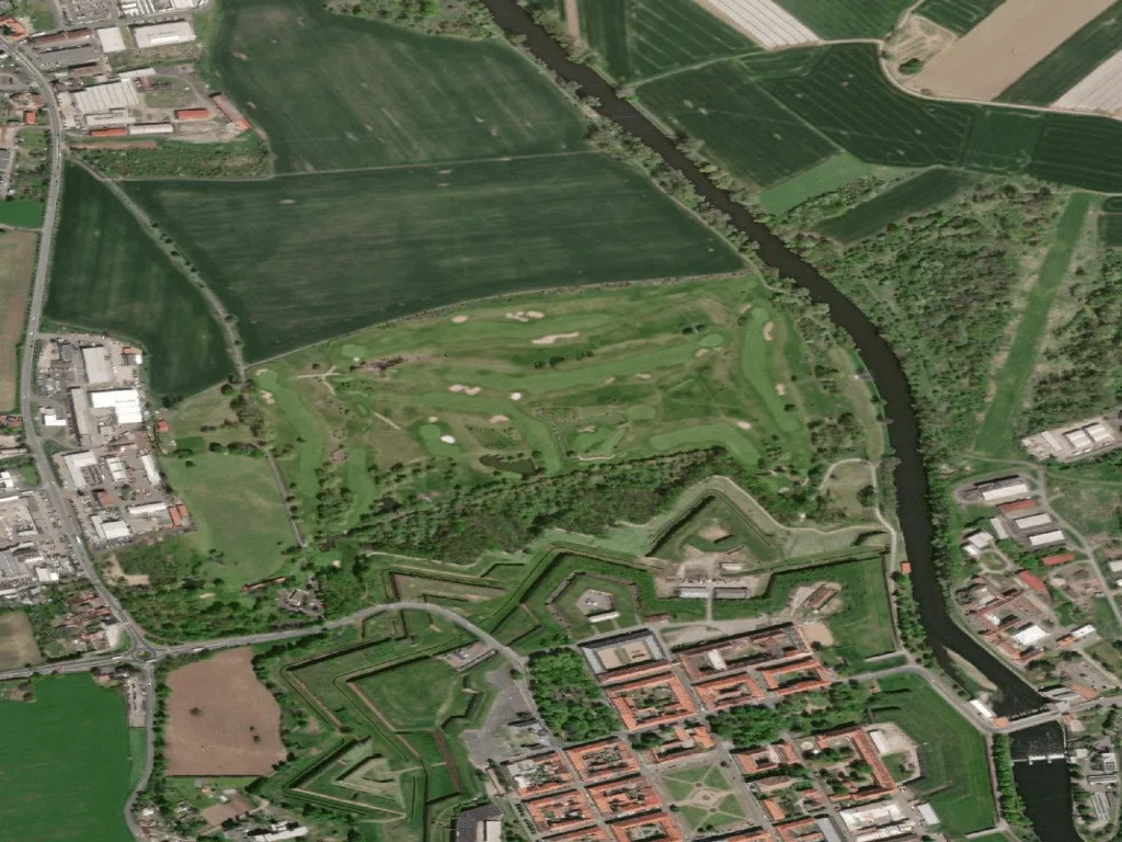 Letecký pohled na Golf Kotlina Terezin Maria Theresia